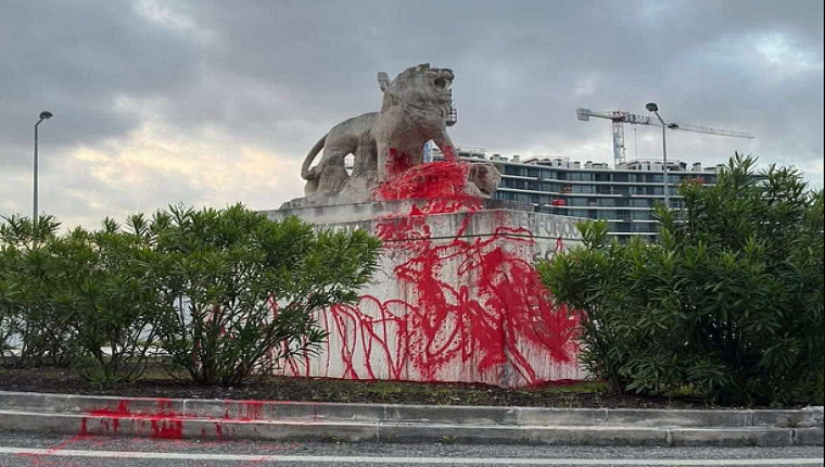 Estátua do Leão junto ao Estádio de Alvalade vandalizada