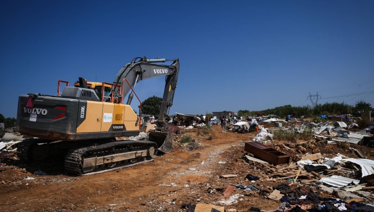 Tensão no Bairro do Talude: Demolições Suspensas por Decisão Judicial