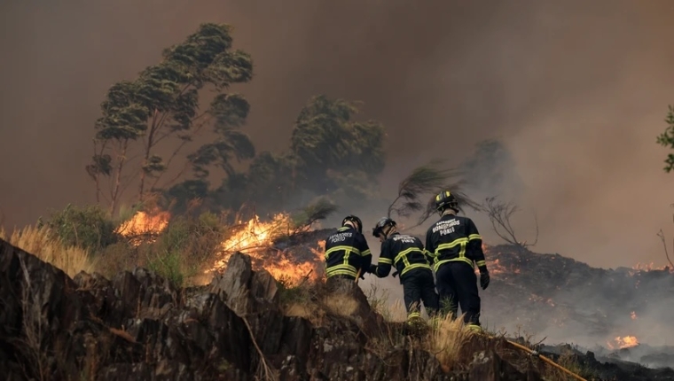 Incêndios: Retiradas de casa cerca de 150 habitantes de quatro aldeias de Ponte da Barca