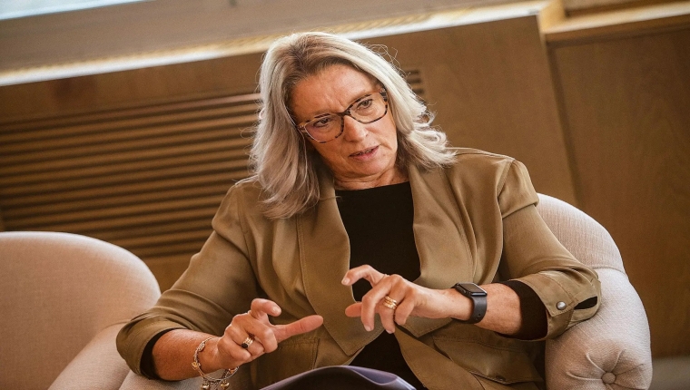 Ministra defende revisão da lei laboral e aponta abusos no regime de amamentação