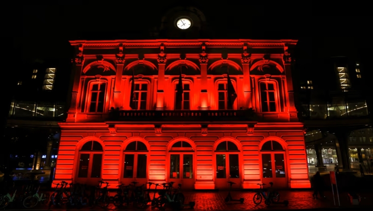 Vermelho no coração da Europa: Parlamento Europeu em solidariedade a vítimas de perseguição religiosa