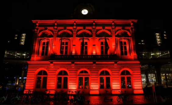 Vermelho no coração da Europa: Parlamento Europeu em solidariedade a vítimas de perseguição religiosa