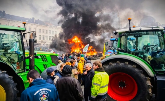 Agricultores cercam instituições europeias em protesto contra o acordo UE–Mercosul