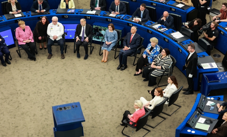 Cavaco destaca importância da UE ao ser distinguido no Parlamento Europeu