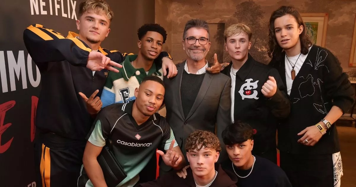 Grupo de jovens músicos, incluindo Nicolas Alves, posa sorridente ao lado de Simon Cowell num ambiente informal, ilustrando o anúncio da banda internacional 'December 10'.