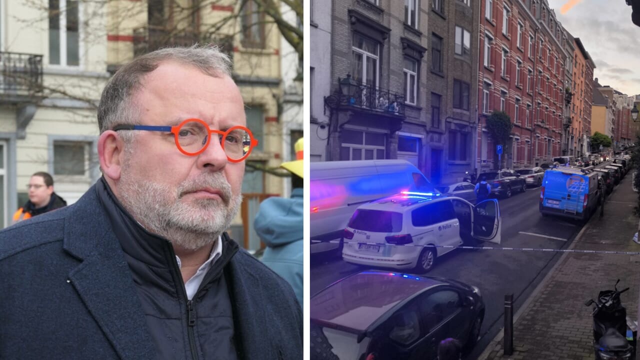 À esquerda, um homem de óculos vermelhos e expressão séria, provavelmente o burgomestre Jean Spinette; à direita, uma rua com vários carros de polícia e luzes azuis, ilustrando a resposta policial à recente onda de violência em Saint-Gilles.