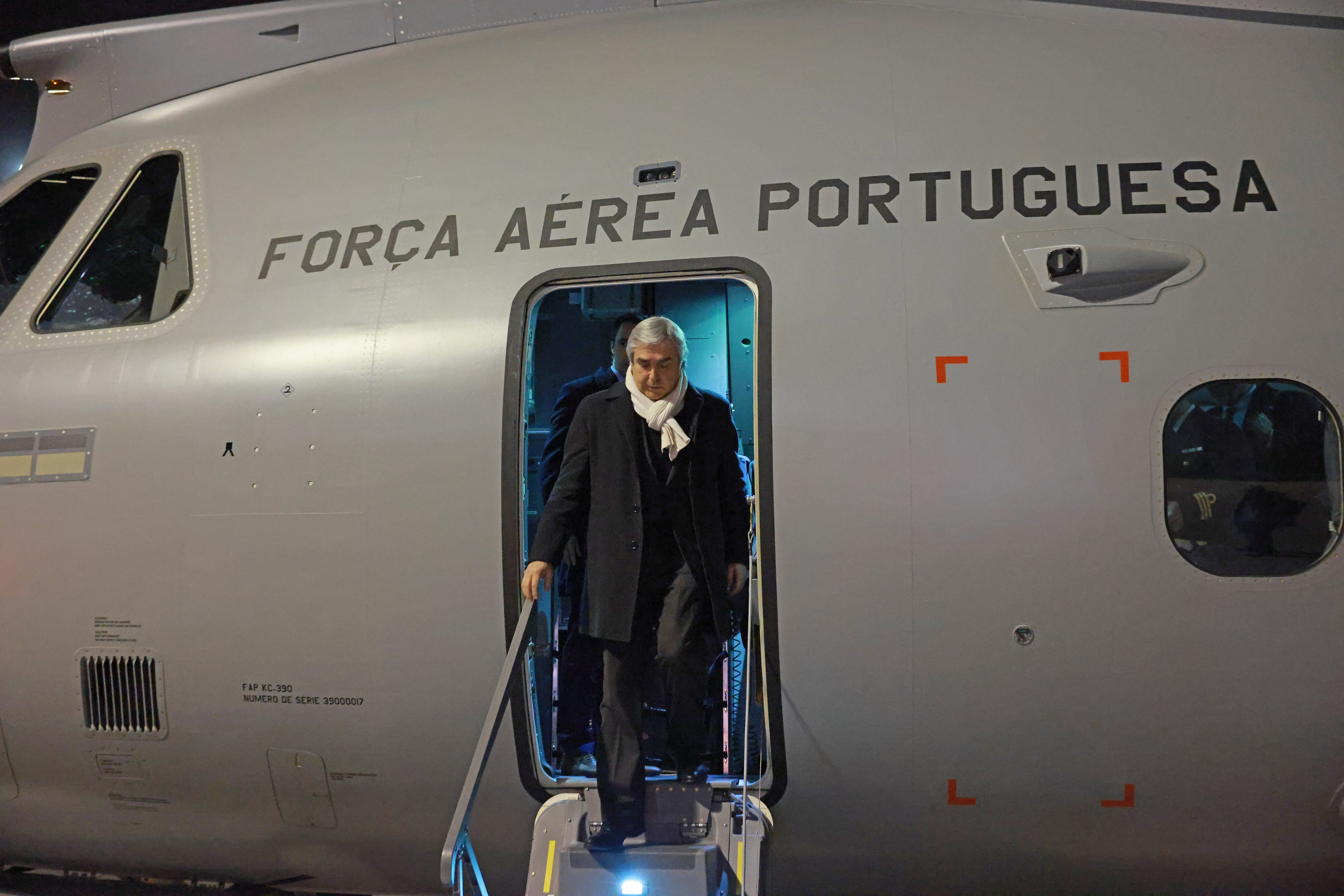 O ministro da Defesa Nacional de Portugal desce as escadas de uma aeronave militar KC-390 da Força Aérea Portuguesa, estacionada em Istambul, no âmbito de uma visita oficial para avaliar investimentos no setor da defesa.