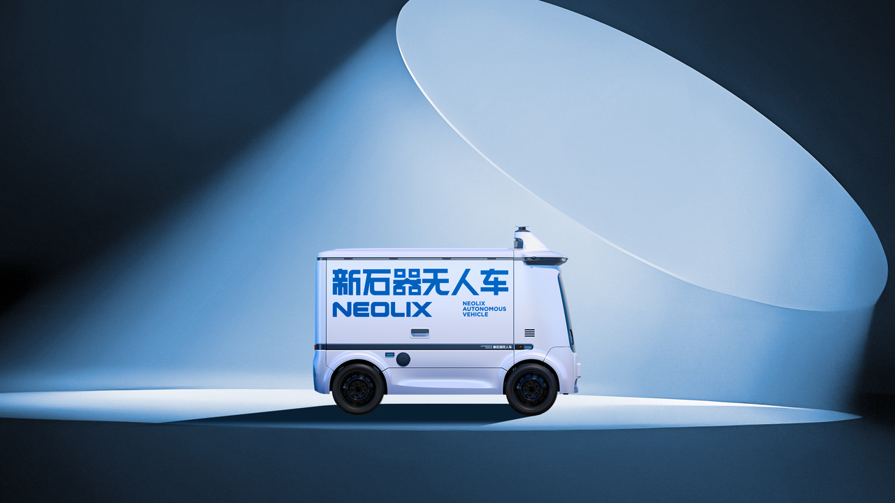 Veículo autónomo de entregas Neolix, de design moderno e compacto, iluminado por um foco de luz num ambiente escuro, com inscrições em chinês e inglês na lateral.