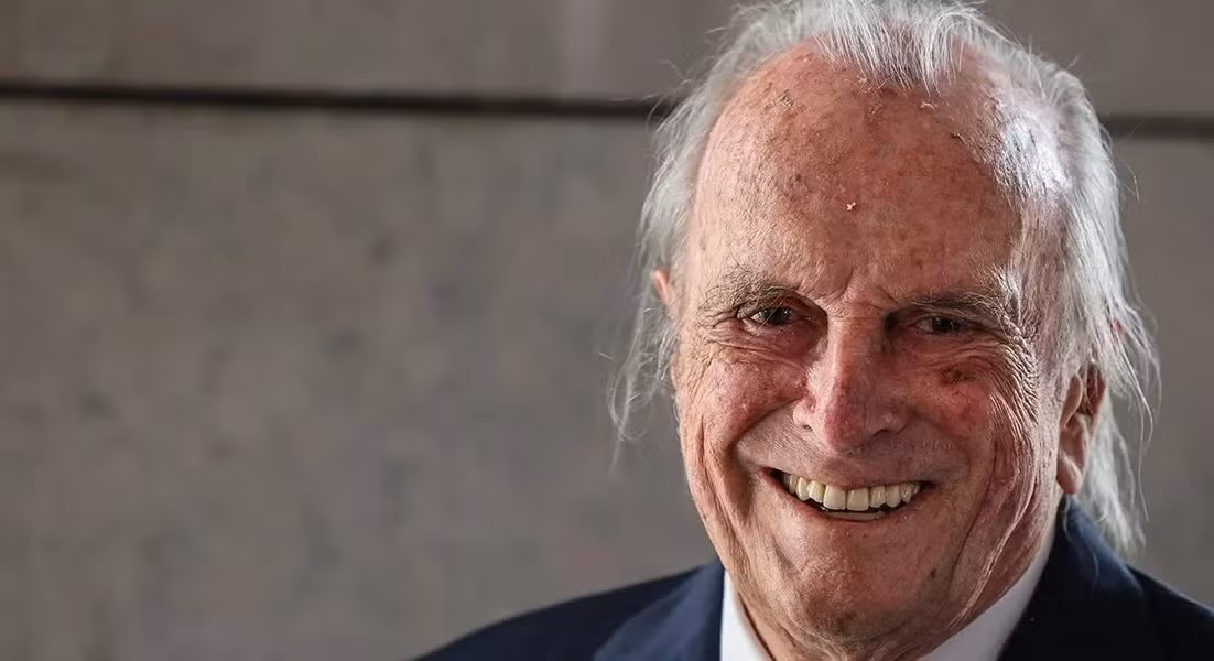 Francisco Pinto Balsemão, ex-primeiro-ministro e fundador do Expresso e da SIC, sorridente, numa fotografia de homenagem.