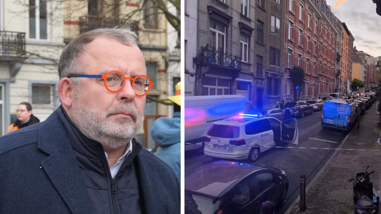 À esquerda, um homem de óculos vermelhos e expressão séria, provavelmente o burgomestre Jean Spinette; à direita, uma rua com vários carros de polícia e luzes azuis, ilustrando a resposta policial à recente onda de violência em Saint-Gilles.