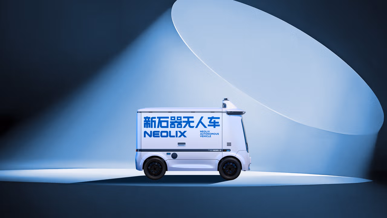 Veículo autónomo de entregas Neolix, de design moderno e compacto, iluminado por um foco de luz num ambiente escuro, com inscrições em chinês e inglês na lateral.
